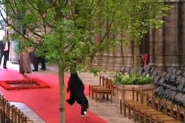 royalcartwheel-funny-priest-wedding-estilotendances