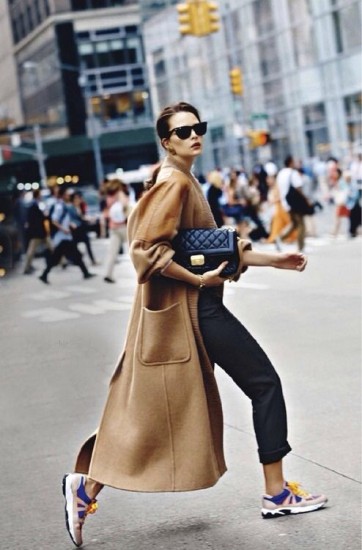 Oversized coat with sneakers-streetstyle