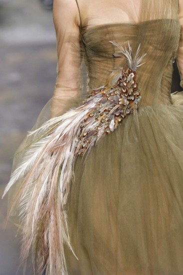 Estilo-tendances-Valentino-Fall-2014-feather-decorated-dress