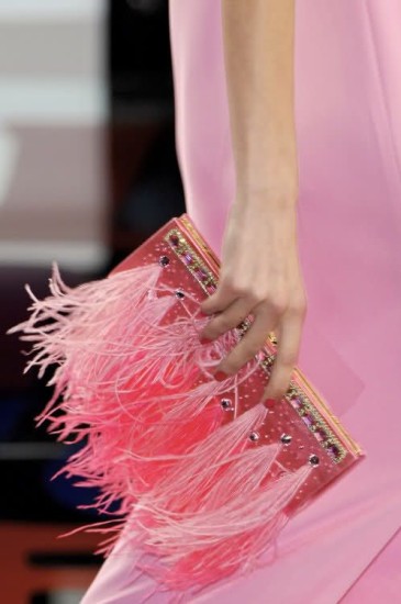 estilo-tendances-Valentino-feather-clutch