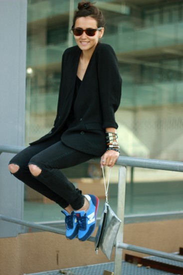 Black&...blue? You want a high fashion look, simple and even somehow elegant with a touch of color? If you want to look slim in black, but would love to have some color as well accessorize with a great pair of colored shoes. Don't forget about these jeans - they are the latest news.