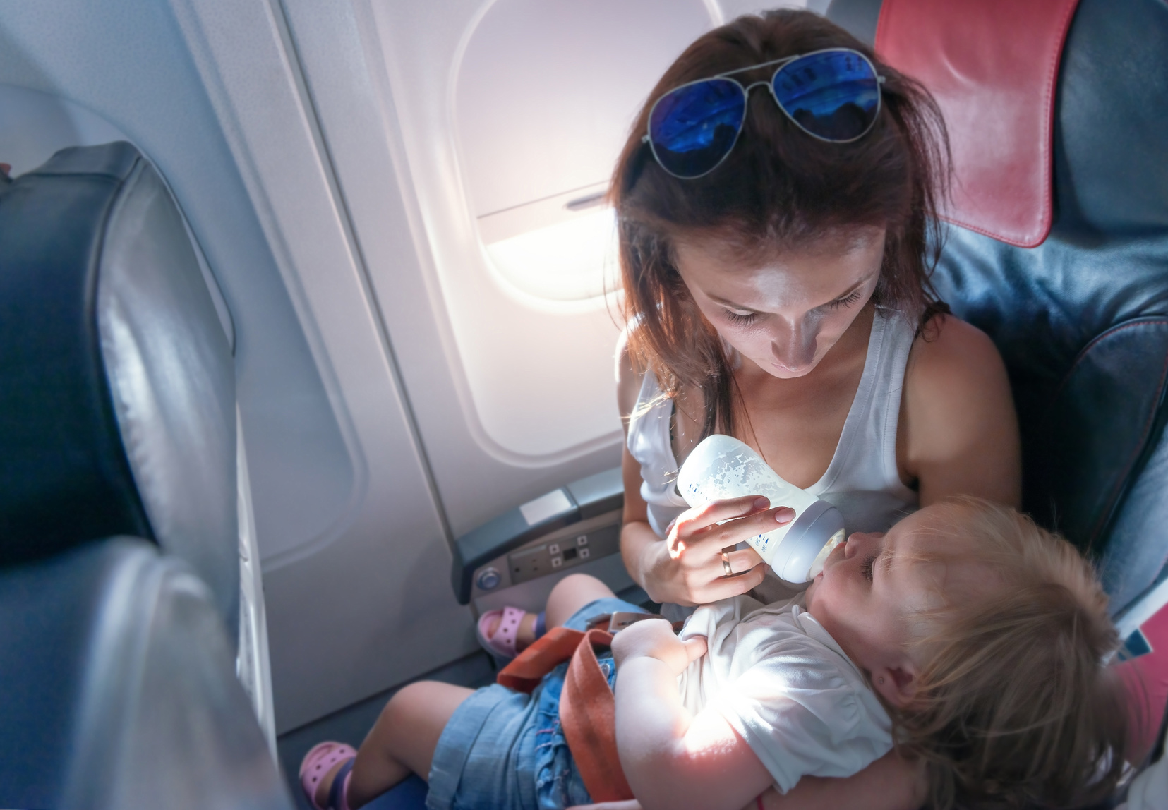 Мама с малышом в самолете