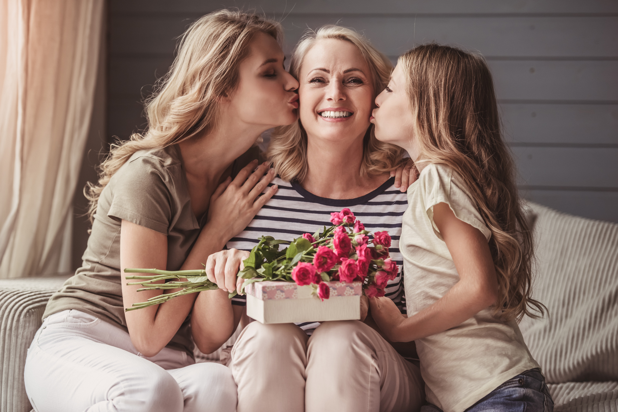 Mother s. Подарок маме на день матери. Красивые картинки для мамы. Мама и дочь идут с подарками. Подарок маме с фото дочери и внучек.